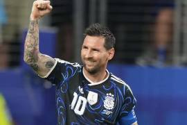 La FIFA autorizó que la Albiceleste utilice su uniforme azul, una decisión que entusiasma a los aficionados por la carga simbólica de esa camiseta.