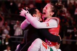 Daniela Souza celebró su medalla de oro en el Canada Open 2026 de taekwondo en Calgary, donde México logró seis preseas en el certamen internacional.