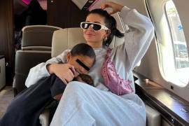 Kylie Jenner y su hija Stormi Webster en su jet privado.