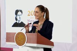 La presidenta Claudia Sheinbaum afirmó que los libros de texto gratuitos continuarán y reconoció el trabajo de Marx Arriaga, aunque cuestionó la forma en que se manejó su salida de la SEP.