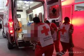Paramédicos de Cruz Roja atienden a la mujer tras accidente.