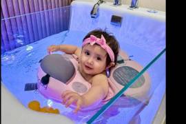 Tinas especializadas permiten movimientos libres sin gravedad, recreando la sensación intrauterina.