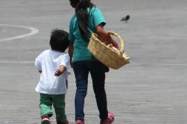 Personal municipal retira a niñas y niños de zonas de riesgo para evitar accidentes entre el tráfico.