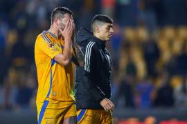 El delantero francés salió lesionado en los entrenamientos del jueves con los felinos, por lo que no estará presente dentro de las próximas semanas.