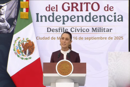 La presidenta Claudia Sheinbaum revisó los contingentes durante el Desfile Cívico-Militar 2025 en el Zócalo, destacando la participación histórica de mujeres en las Fuerzas Armadas