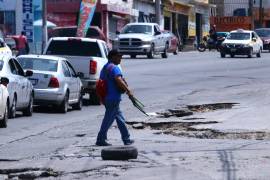 En varios puntos de la Región Sureste de Coahuila se pueden apreciar las calles dañadas con baches.