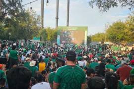 A pesar de intenso calor, acuden miles de aficionados al Fan Fest Monterrey