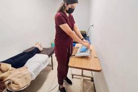 Personas de entre 5 y 80 años pueden acceder a consultas de terapia física y quiropráctica en la colonia Rincón La Merced, en Torreón.