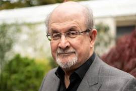 Rushdie, de 75 años, ha enfrentado amenazas de muerte durante más de 30 años por su novela “Los versos satánicos”.