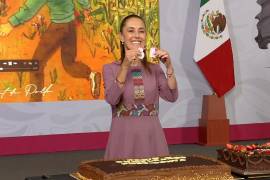La conferencia matutina de este martes tuvo un momento distinto al habitual. Antes de abordar los temas de gobierno, asistentes y funcionarios aprovecharon para felicitar a la presidenta Claudia Sheinbaum Pardo.