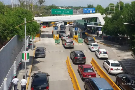 Familias coahuilenses cruzan a Estados Unidos por vía terrestre durante sus vacaciones.