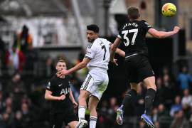 Raúl Jiménez fue titular y participó en el 2-1 del Fulham sobre el Tottenham en Craven Cottage, en duelo correspondiente a la jornada 28 de la Premier League 2025-26 en Londres, Inglaterra.
