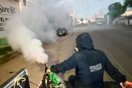 Personal de salud realiza jornadas de fumigación en Saltillo para combatir el aumento de casos de dengue en el estado.