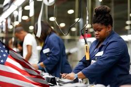 El empleo de “cuello azul” en Estados Unidos concentra el grueso de la generación de trabajos en la economía, superando al empleo de “cuello blanco”.