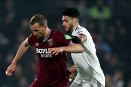 Raúl Jiménez arrancó como titular con el Fulham y jugó 60 minutos en la derrota 0-1 frente al West Ham en partido correspondiente a la Premier League de Inglaterra.
