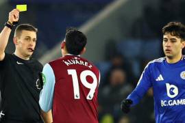 El central mexicano no solo fue parte del equipo que fue goleado por el Leicester, sino que recibió tarjeta amarilla por una imprudente entrada.