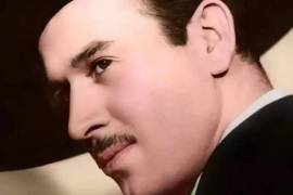 El 15 de abril de 1957, Pedro Infante falleció en un accidente aéreo que conmocionó al país. A pesar de su aparente muerte, surgieron teorías de conspiración que afirman que el actor nunca murió en el accidente.