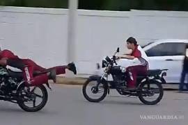 Un video difundido el 1 de septiembre en redes sociales muestra a dos jóvenes realizando maniobras a bordo de motocicletas en el exterior del CBTIS 97 de Saltillo, ambos sin casco de protección.