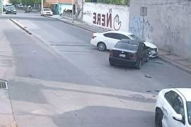 Una cámara de seguridad captó el ataque armado de 38 segundo contra los ocupantes de un automóvil que dejó a dos personas sin vida en calles del municipio de Valle de Santiago, Guanajuato.