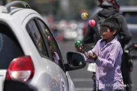 Autoridades advierten que la limosna incentiva la explotación infantil y expone a menores a riesgos viales.