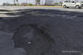 El desgaste en la carpeta asfáltica se agravó en distintos puntos de la ciudad tras las recientes precipitaciones.