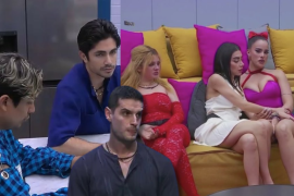 Adrián Marcelo, conocido por sus controversiales comentarios, abandonó el reality show en la madrugada del 4 de agosto, dejando a los demás habitantes en un silencio incómodo