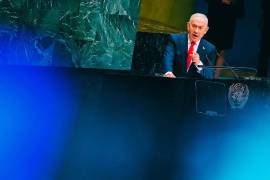 Los periodistas israelíes Shlomi Eldar y Ruth Yuval en el libro “843 días de abandono y resiliencia” publicaron una investigación que revelaba que Netanyahu sabía del ataque de Hamas diez días antes del 7 de octubre de 2023.