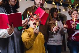 La letanía para pedir posada se entona durante las posadas navideñas y representa, a través de un canto dialogado, la búsqueda de alojamiento de María y José en los días previos a la Navidad