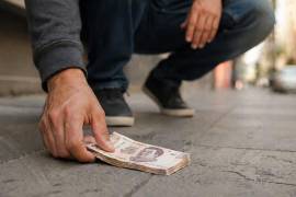 Encontrar dinero en la calle y decidir quedárselo puede parecer un asunto menor, pero en México existen disposiciones legales relacionadas con los bienes encontrados y su posible devolución.