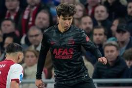 El lateral mexicano sigue sumando experiencia en la Eredivisie con el AZ Alkmaar.