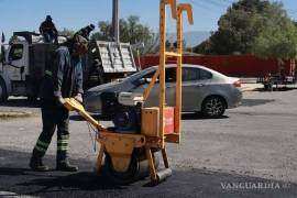 El Municipio informó que actualmente opera con 18 cuadrillas de bacheo y maquinaria especializada para atender el rezago en las vialidades.