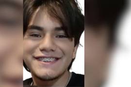 Entre las características proporcionadas para su identificación se encuentran una estatura aproximada de 1.62 metros, peso de 70 kilogramos y cabello mediano color castaño oscuro, además de la ropa que vestía al momento de desaparecer.