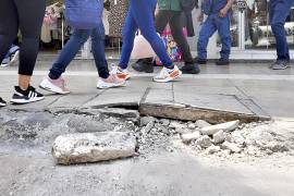 Las banquetas, un peligro para los peatones en Saltillo