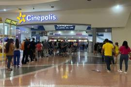 La cadena de cine Cinépolis ofrece funciones extendidas para satisfacer a sus clientes, aunque se ven superados por la gran cantidad de asistentes.