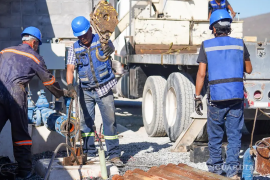 Personal de Compara trabaja en la reparación de la fuga que afecta a varias colonias de Ramos Arizpe.