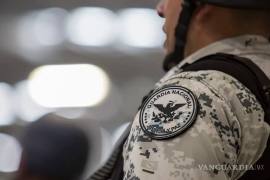 Elementos de la Guardia Nacional detuvieron a un hombre cuando transportaba a un migrante en una lancha por el río Bravo.