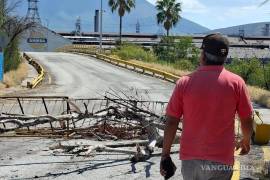 El bloqueo en los accesos de AHMSA impide la entrega de maquinaria a la empresa Bravo Montacargas.