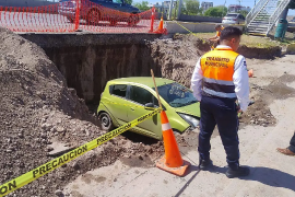 Un automóvil cayó en una zanja abierta durante los trabajos de ampliación del segundo carril en Villa Florida.