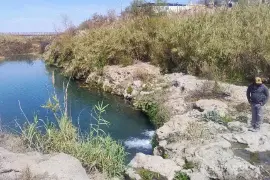 La limpieza del río Monclova dejó al descubierto peligrosos objetos sumergidos, como troncos y llantas, que representan un riesgo para los bañistas.