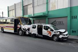 El camión de la ruta Periférico se estrelló contra un negocio tras el fuerte impacto.