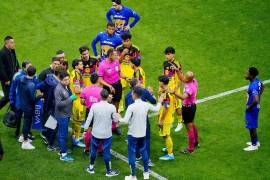 El Club América evitó perder en la mesa ante Pumas tras la resolución de la FMF, que descartó alineación indebida pero impuso una multa. La polémica crece tras las declaraciones de Arturo Brizio, quien asegura que sí hubo infracción.