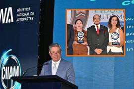 Juan Carlos López Villarreal clausuró el evento; a la izquierda del recuadro, Mariela Hernández, gerente general de la Planta de Saltillo de Martinrea, y a la derecha, Marcela Barreiro, presidenta y CEO de Daimler Truck México.