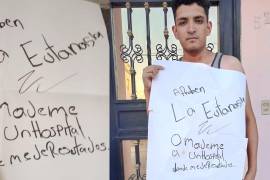 Jorge Antonio sosteniendo el cartel que clama por la aprobación de la eutanasia o una atención médica efectiva.