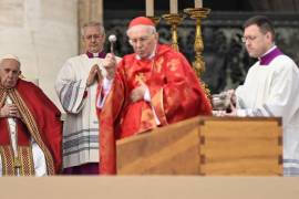 Nunca en la historia de la Religión Católica un Papa en funciones había tenido que presidir las exequias de su antecesor.