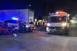 Paramédicos de la Cruz Roja valoraron a los dos jóvenes que viajaban en la motocicleta.