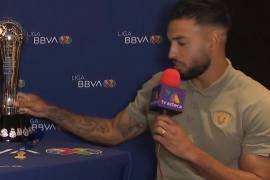 Nathan Silva protagonizó un momento viral tras tocar el trofeo de campeón durante el día de medios, desatando supersticiones entre la afición universitaria.