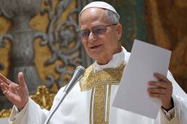 Robert Francis Prevost, el nuevo Papa León XIV, celebró su primera misa privada junto a los cardenales en la Capilla Sixtina. El 18 de mayo será oficialmente instalado como el 267º pontífice de la Iglesia Católica, con presencia de líderes de todo el mundo.