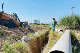 Personal técnico revisa las líneas de drenaje que serán rehabilitadas como parte del proyecto de saneamiento en Piedras Negras.