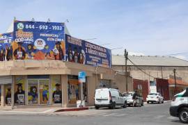 Fachada del local en la esquina de Ramón Corona e Ignacio Allende con anuncios que incumplen la normativa de colores y tamaños del METZ.