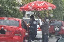 Quienes presenciaron el acto aplaudieron el actuar del vendedor para auxiliar a las personas en medio de la lluvia.